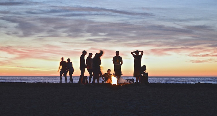 Lagerfeuer am Strand von Freunden