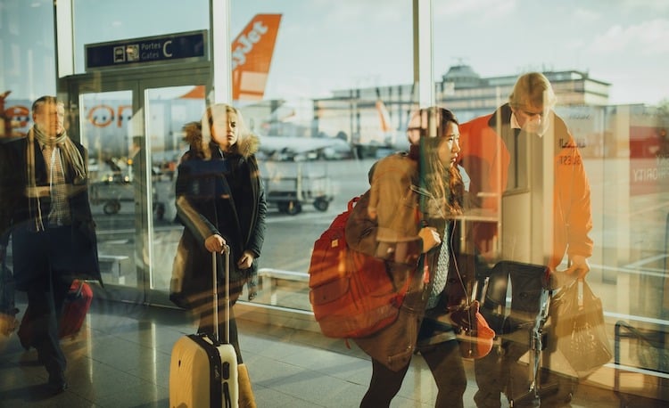 Urlaubsreisende am Flughafen mit Gepäck