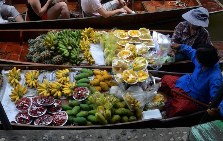 Früchte in Boot Asien